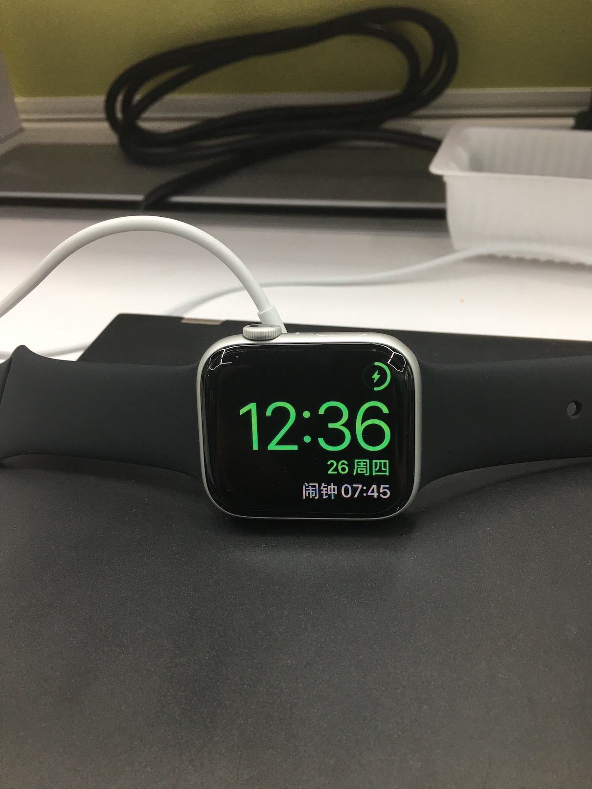 立式充电的手表