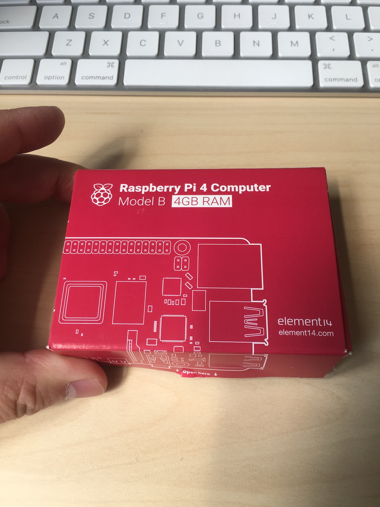 外包装已经被我打开,因为收到后第一时间就开箱欣赏了