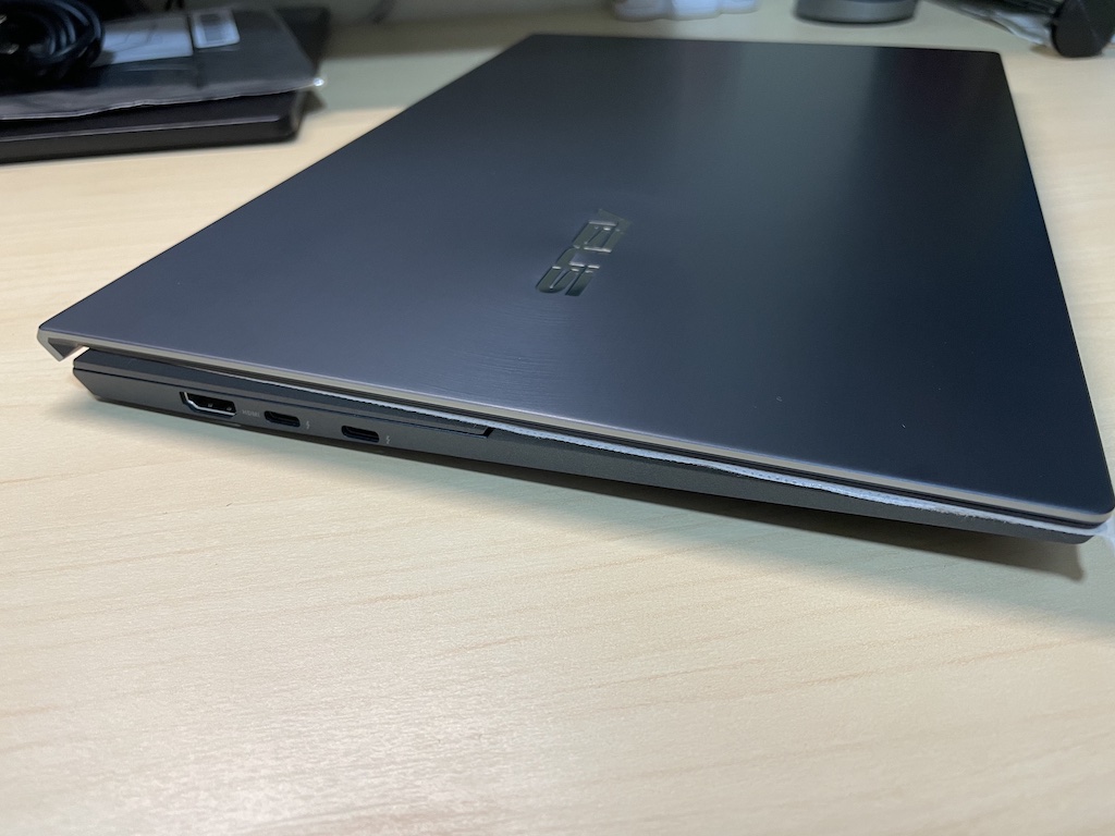 Zenbook Duo 2021 左侧